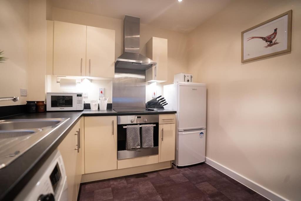 Cosy 2 Bedroom Flat In Apartment