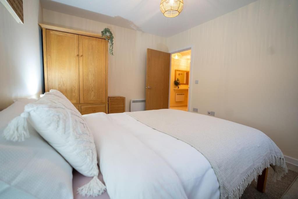 Cosy 2 Bedroom Flat In Apartment *
